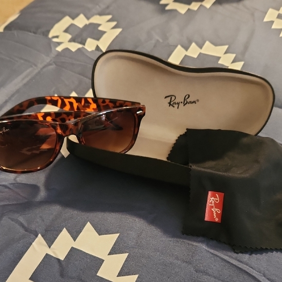 Ray-Ban Leopard Pattern Sunglasses - Picture 1 of 4